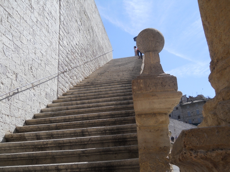 Assisi -Scalinata di collegamento tra la Basilica Superiore e quella inferiore - Assisi: Staircase linking the Upper Basilica and the lower